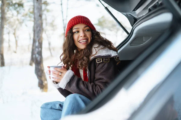 Genç Kadın Bir Termos Tutuyor Kış Ormanlarında Arabanın Bagajında Çay — Stok fotoğraf