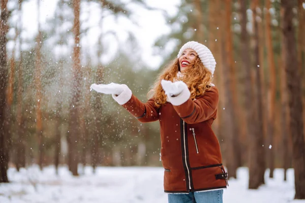 Szczęśliwa Młoda Kobieta Zimowym Lesie Boże Narodzenie Koncepcja Ferii Zimowych — Zdjęcie stockowe