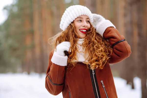 Kış Ormanında Mutlu Genç Bir Kadın Noel Kış Tatili Konsepti — Stok fotoğraf