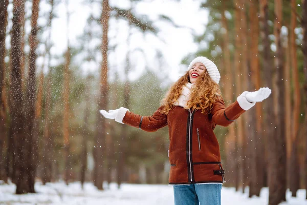 Glad Ung Kvinna Vinterskogen Jul Vinter Semester Koncept — Stockfoto