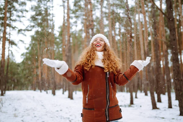 Giovane Donna Felice Nella Foresta Invernale Natale Concetto Vacanze Invernali — Foto Stock