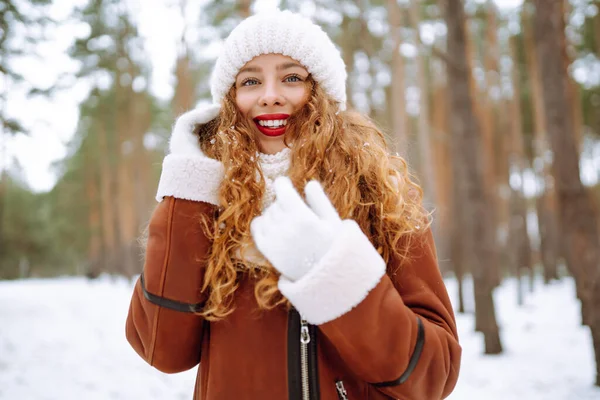Šťastná Mladá Žena Zimním Lese Vánoce Zimní Prázdniny Koncept — Stock fotografie