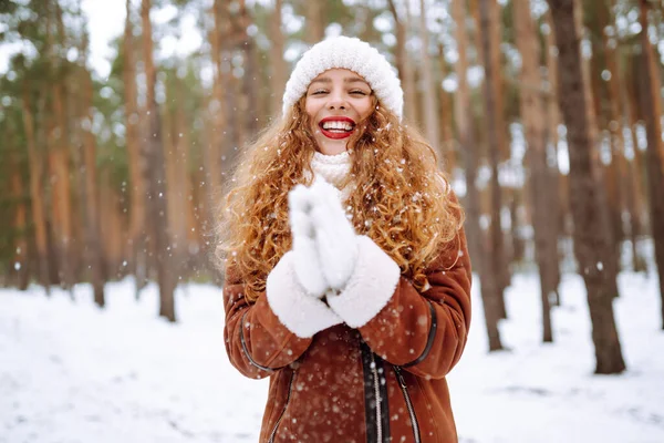 在冬天的森林里快乐的年轻女人圣诞节 寒假概念 — 图库照片