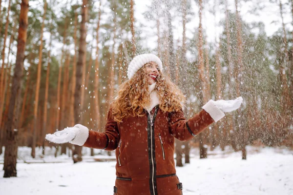 Boldog Fiatal Téli Erdőben Karácsony Téli Ünnepek Koncepciója — Stock Fotó