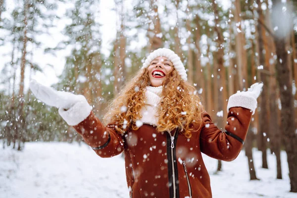 在冬天的森林里快乐的年轻女人圣诞节 寒假概念 — 图库照片