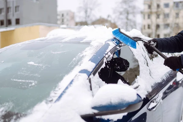 Mladý Muž Čistí Sníh Auta Štětcem Doprava Zima Počasí Lidé — Stock fotografie
