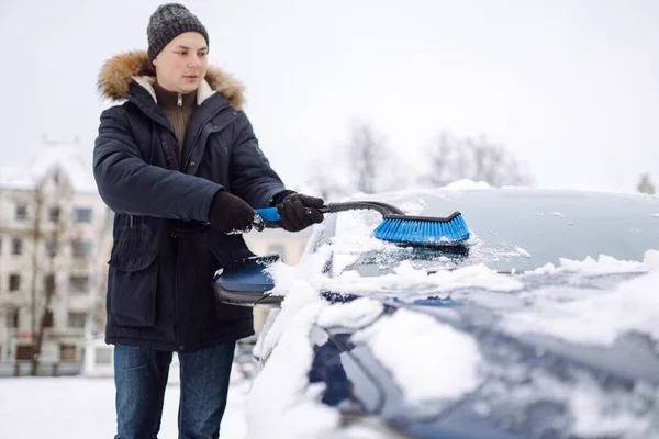 Mladý Muž Čistí Sníh Auta Štětcem Doprava Zima Počasí Lidé — Stock fotografie