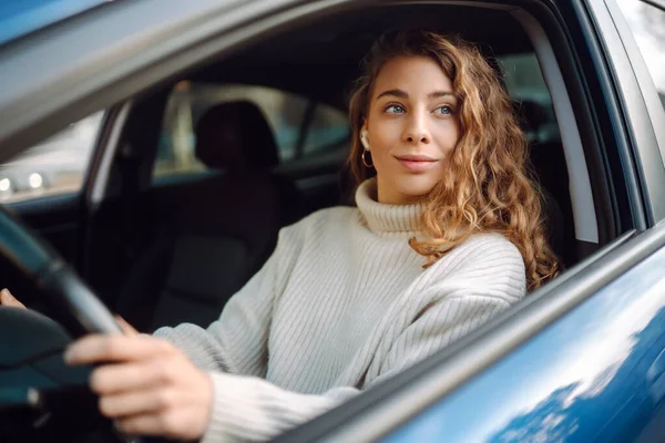 漂亮的女司机从车上对你微笑 汽车旅行 生活方式的概念 汽车共享 — 图库照片