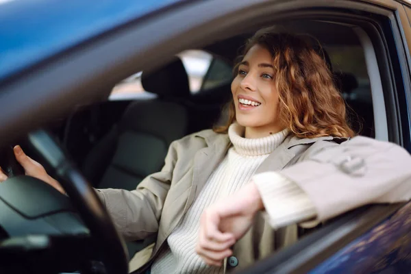 Pěkná Řidička Tebe Usmívá Auta Automobile Journey Cestování Životní Styl — Stock fotografie