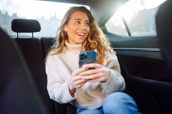 年轻女子在车后座上通过电话交谈 Business Technology Blog Concept — 图库照片