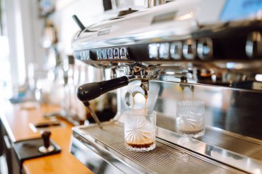 Espresso kahve makinesi kahve fincanı dökme.