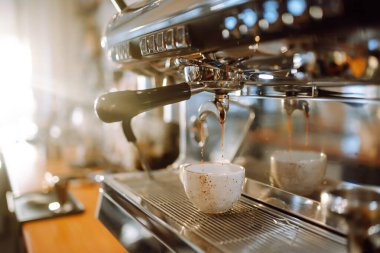 Espresso kahve makinesi kahve fincanı dökme.