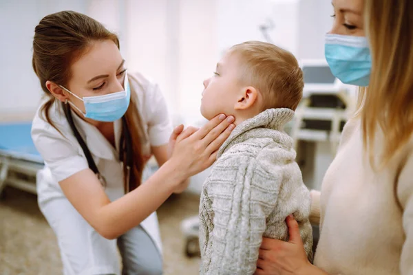 Gyerekorvos Megvizsgálja Beteg Fiút Egy Gyermek Anyjával Egy Gyermekorvos Vagy — Stock Fotó