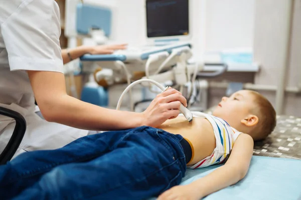 Küçük Çocuk Klinikte Ultrasona Giriyor Doktor Çocuk Için Karın Boşluğu — Stok fotoğraf