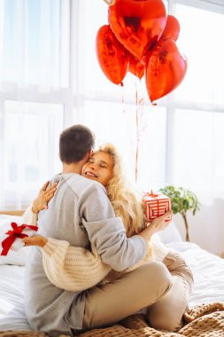 Hediye değişimi. Evde Sevgililer Günü 'nü kutlayan genç bir çift. Birlikte romantik bir gün..