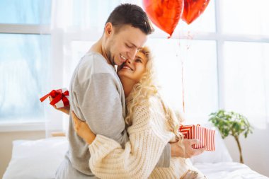 Hediye değişimi. Evde Sevgililer Günü 'nü kutlayan genç bir çift. Birlikte romantik bir gün..