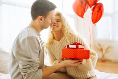 Hediye değişimi. Evde Sevgililer Günü 'nü kutlayan genç bir çift. Birlikte romantik bir gün..