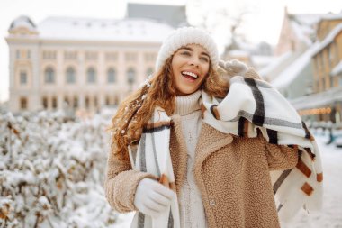 Kış sokağında genç bir kadının portresi. Moda tarzı.