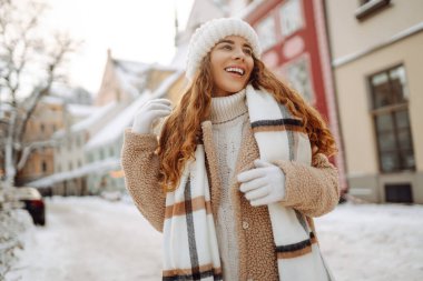 Kış sokağında genç bir kadının portresi. Moda tarzı.