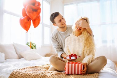 Hediye değişimi. Evde Sevgililer Günü 'nü kutlayan genç bir çift. Birlikte romantik bir gün..