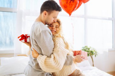 Hediye değişimi. Evde Sevgililer Günü 'nü kutlayan genç bir çift. Birlikte romantik bir gün..