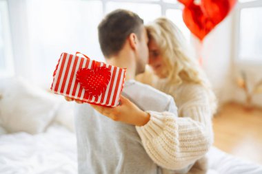 Hediye değişimi. Evde Sevgililer Günü 'nü kutlayan genç bir çift. Birlikte romantik bir gün..