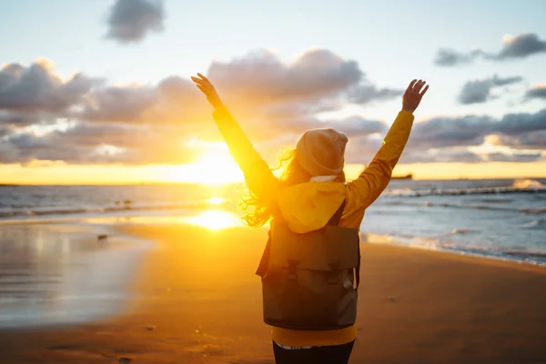 Happy Tourist Yellow Jacket Enjoying Sea Landscape Sunset Travelling Lifestyle — Stockfoto