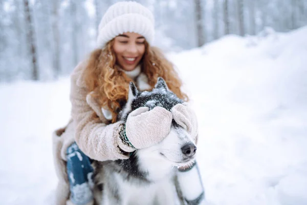 Boldog Sétáltatja Kutyáját Télen Mindketten Felfedezni Havat Együtt Játékos Hangulatban — Stock Fotó