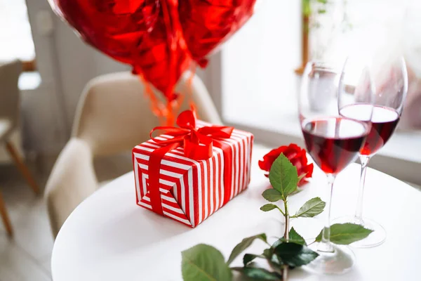 Two Glasses Wine Red Rose Red Gift Box Wooden Table — Fotografia de Stock