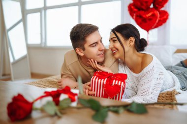 Hediye değişimi. Evde Sevgililer Günü 'nü kutlayan genç bir çift. Birlikte romantik bir gün..