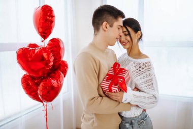 Hediye değişimi. Evde Sevgililer Günü 'nü kutlayan genç bir çift. Birlikte romantik bir gün..