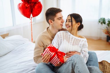 Hediye değişimi. Evde Sevgililer Günü 'nü kutlayan genç bir çift. Birlikte romantik bir gün..