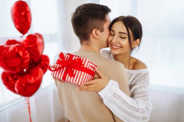 Hediye değişimi. Evde Sevgililer Günü 'nü kutlayan genç bir çift. Birlikte romantik bir gün..