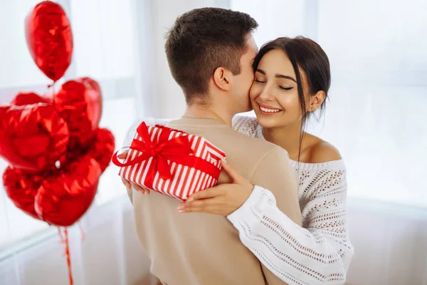 Hediye değişimi. Evde Sevgililer Günü 'nü kutlayan genç bir çift. Birlikte romantik bir gün..