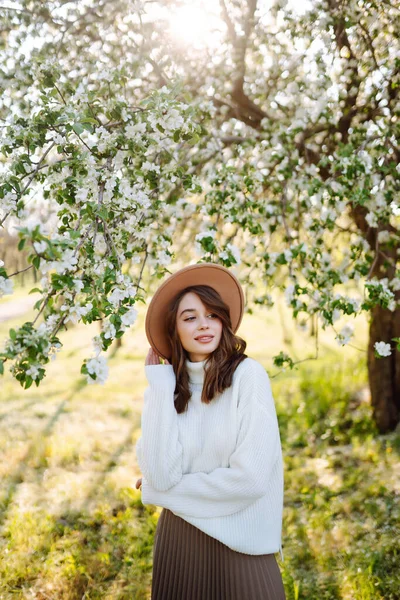 Young Beautiful Woman Relaxing Blooming Garden Spring Romantic Lifestyle Concept — 스톡 사진