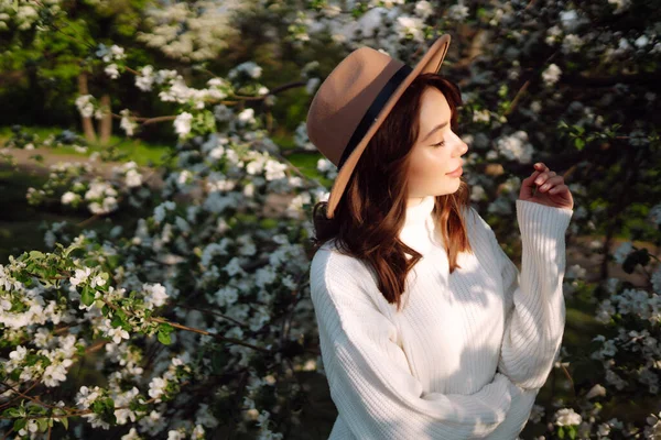 Young Beautiful Woman Relaxing Blooming Garden Spring Romantic Lifestyle Concept — 스톡 사진