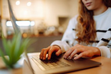 Dizüstü bilgisayarda çalışan kadın eller, yakın plan. Serbest çalışma, çevrimiçi kurs, uzaktan çalışma ve yaşam tarzı konsepti. Bilgisayarla online alışveriş