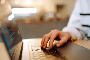 Dizüstü bilgisayarda çalışan kadın eller, yakın plan. Serbest çalışma, çevrimiçi kurs, uzaktan çalışma ve yaşam tarzı konsepti. Bilgisayarla online alışveriş