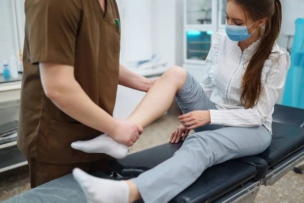 Доктор Вивчає Жіночого Пацієнта Травмованою Ногою Остеопатія Коригування Хіропрактичної Ноги — стокове фото