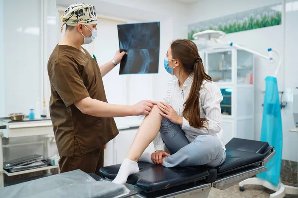 医師は患者の足のX線を調べます 足と捻挫の概念 運動障害 — ストック写真