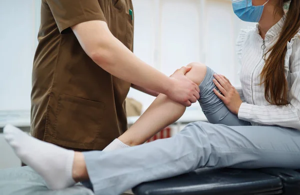 Доктор Вивчає Жіночого Пацієнта Травмованою Ногою Остеопатія Коригування Хіропрактичної Ноги — стокове фото