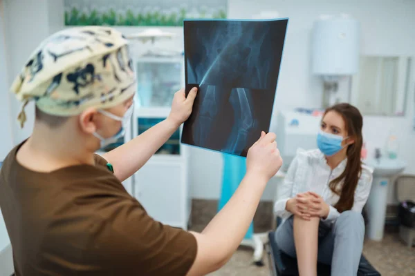 Orvos Megvizsgálja Beteg Lábának Röntgenjét Láb Rándulás Koncepció Sportsérülések — Stock Fotó