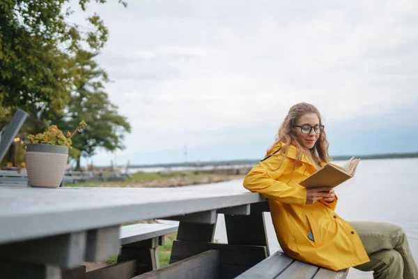 Молода Жінка Читає Книжку Парку Розслаблення Насолода Самотність Природою — стокове фото