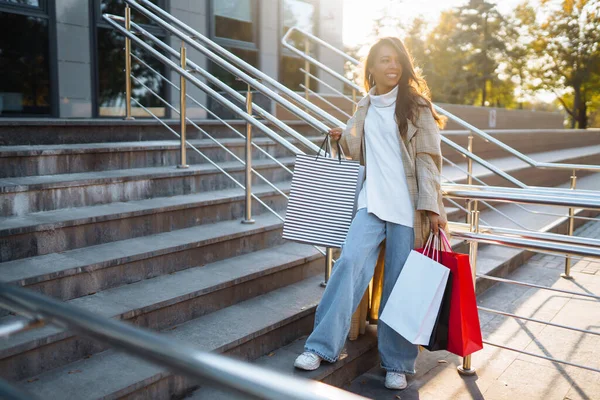 一个带购物袋的年轻女人春天的风格消费主义 生活方式 销售概念 — 图库照片
