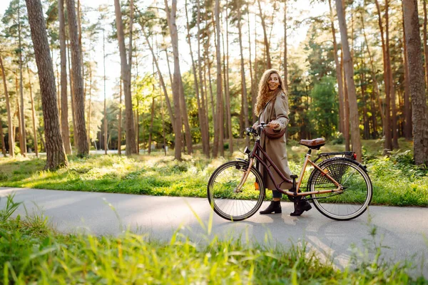 Mulher Bonita Andar Bicicleta Parque Estilo Vida Relaxa Conceito Natureza — Fotografia de Stock