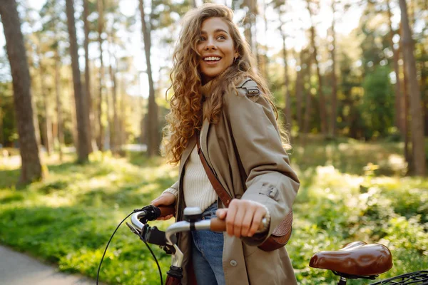 Hermosa Mujer Montando Bicicleta Parque Estilo Vida Relájate Concepto Naturaleza — Foto de Stock