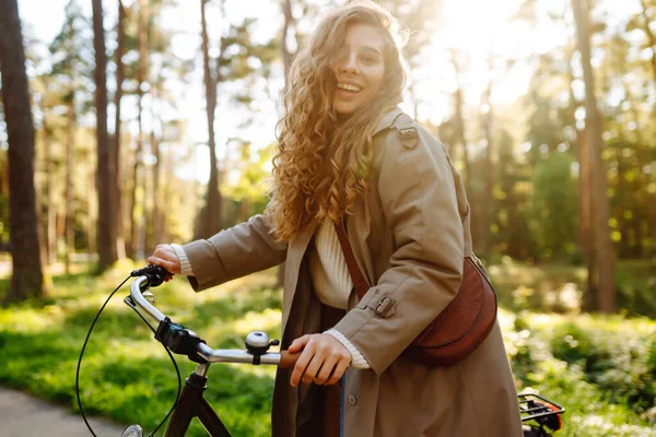 Красивая Женщина Катается Велосипеде Парке Стиль Жизни Спокойно Природа Весеннее — стоковое фото