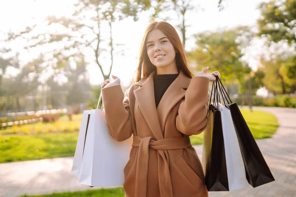 Smiling Woman Shopping Bags Using Her Phone Purchases Black Friday — Stock Photo, Image