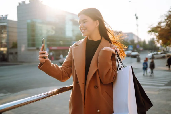 Glimlachende Vrouw Met Boodschappentassen Met Haar Telefoon Aankopen Zwarte Vrijdag — Stockfoto