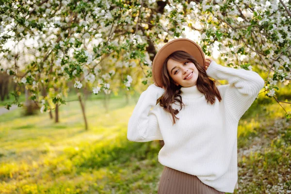 Egy Gyönyörű Portréja Egy Almás Gyümölcsösben Virágzó Tavaszi Kert — Stock Fotó